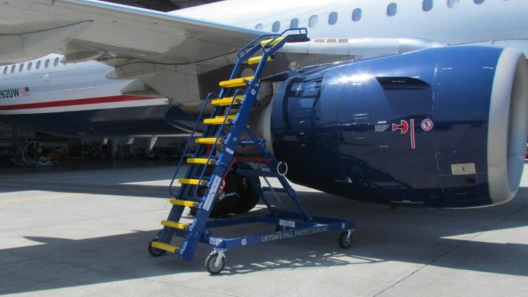 aircraft engine access stand