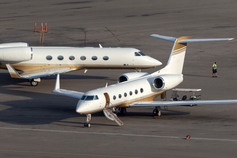 Gulfstream [Engine Access Stands]
