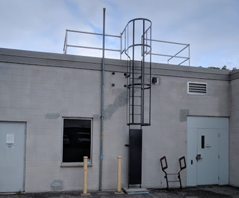 fixed access ladder with ladder guardrail